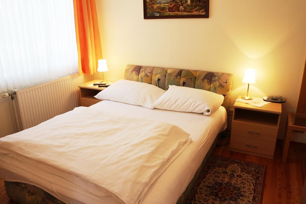 Apartamento Haus Zu Den Zwei Eichen Perchtoldsdorf Habitación foto